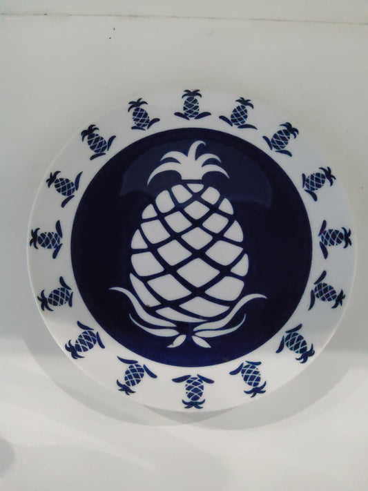 Pineapple plate/ darke blue an white